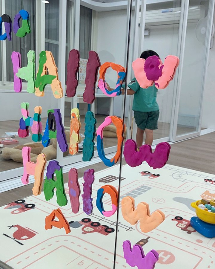 孩子們一起用黏土在玻璃上拼出 HALLOW