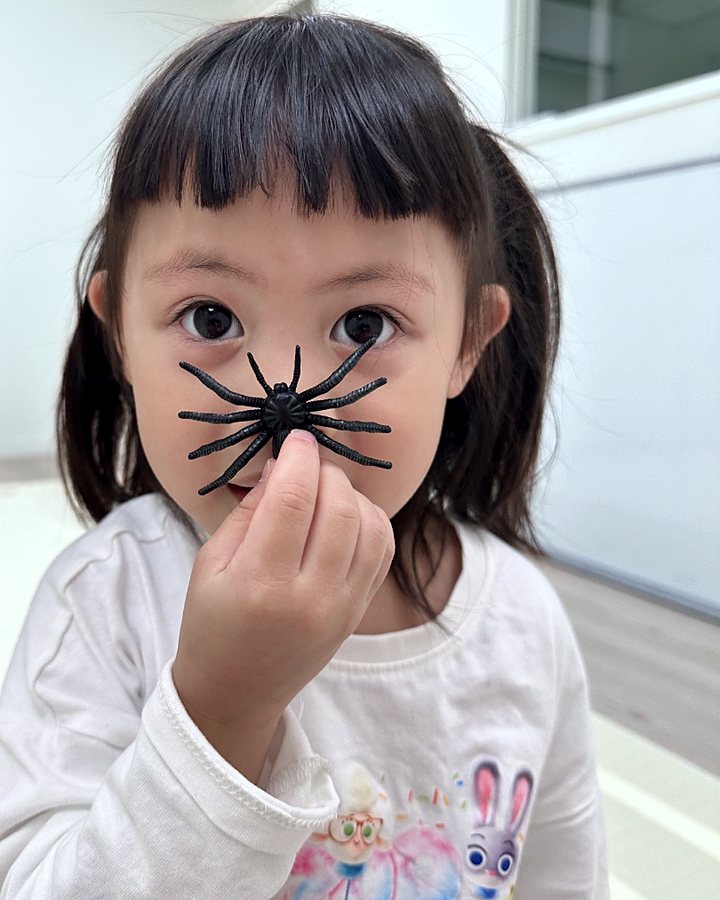 Yuli 把玩具蜘蛛放在鼻子上